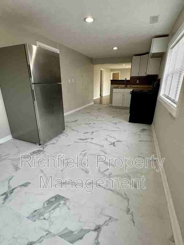 405 W 3rd St - Photo 3 of 12