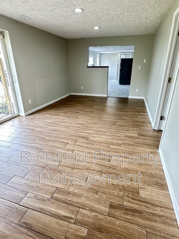 405 W 3rd St - Photo 7 of 12