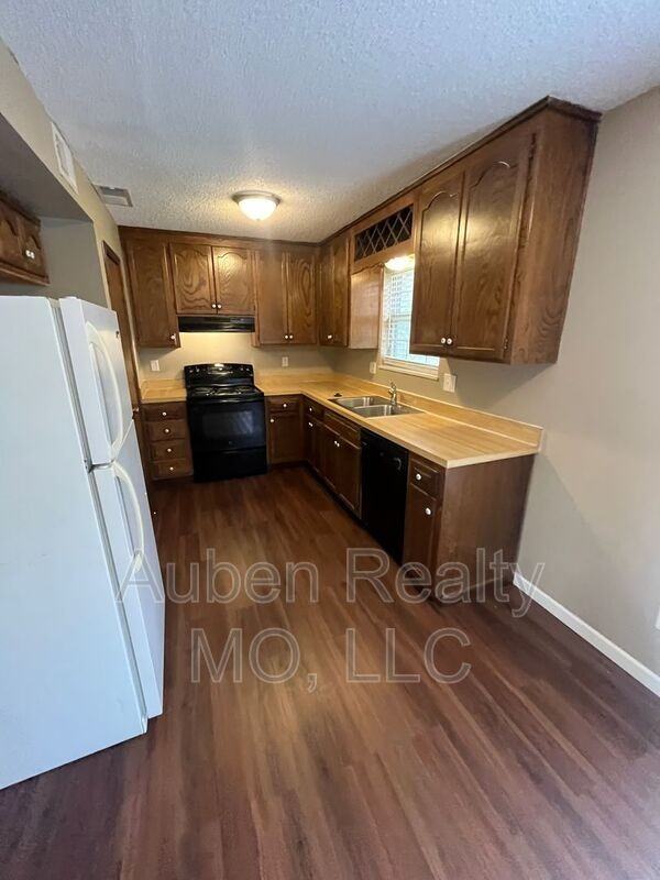 10115 E 67th St - Photo 4 of 15