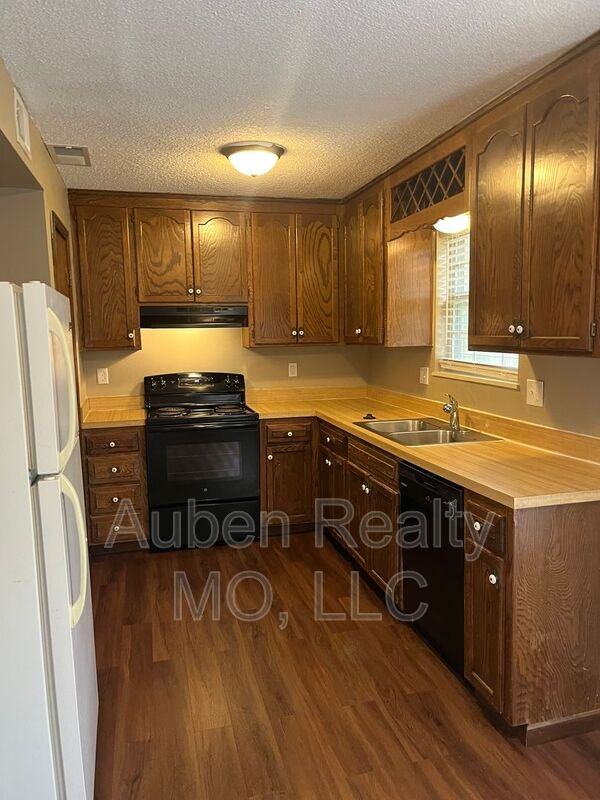 10115 E 67th St - Photo 5 of 15