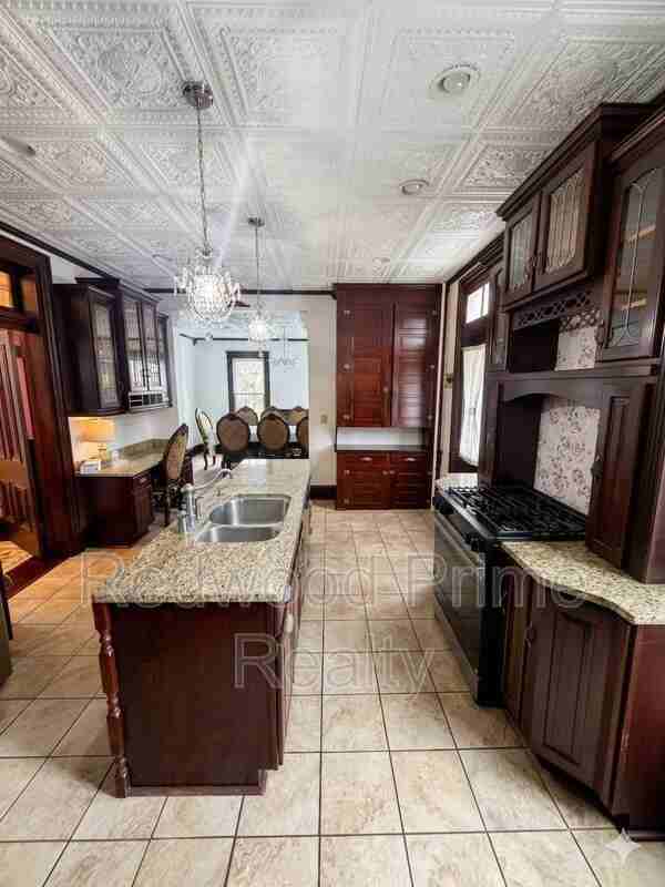 401 S Center St - Photo 3 of 15