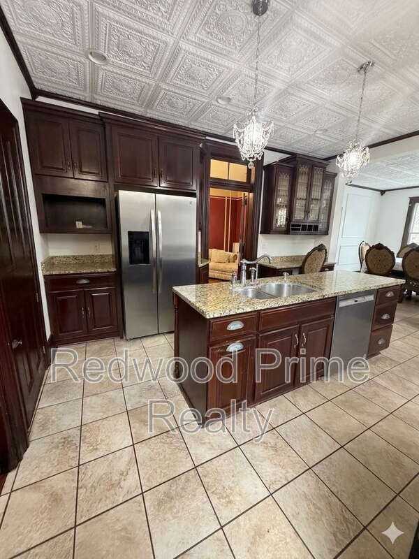 401 S Center St - Photo 4 of 15