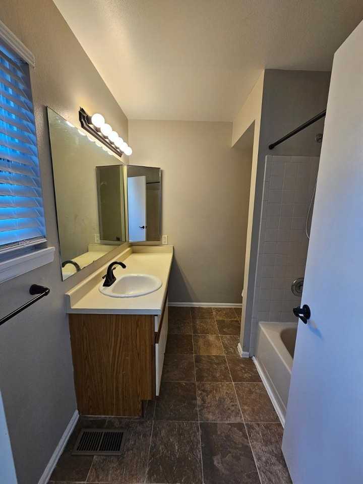 945 Moorings Dr - Photo 6 of 38