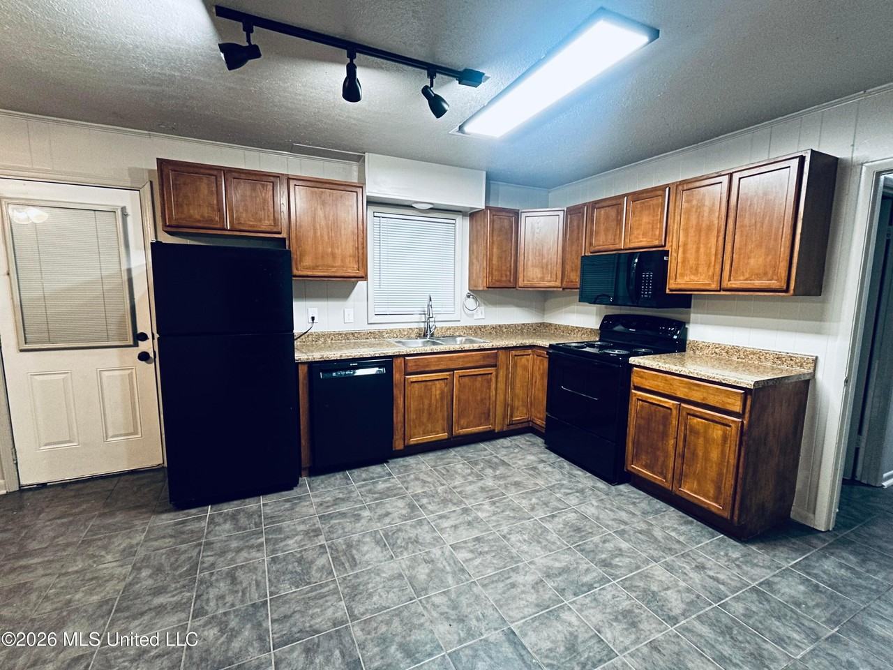 606 Todd Dr - Photo 5 of 21