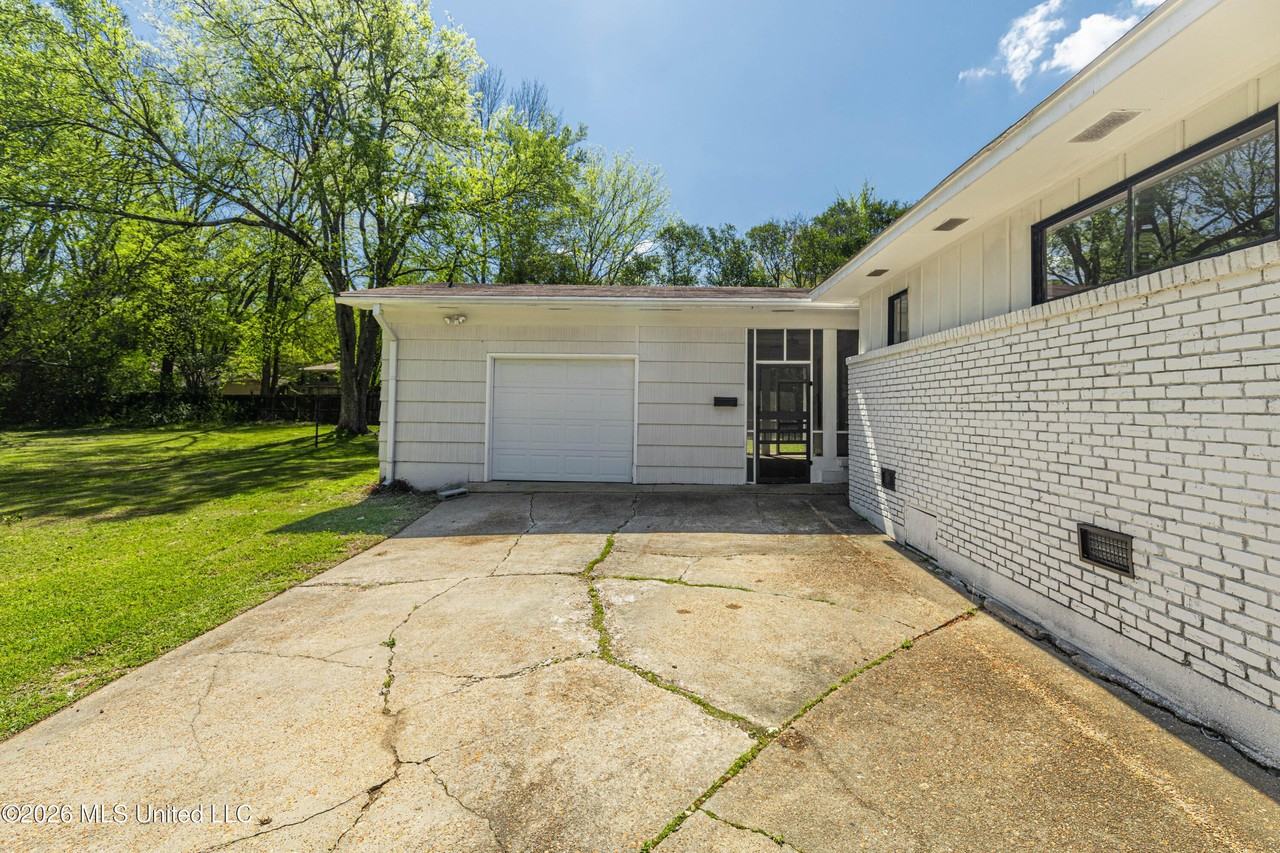 1605 Wilhurst St - Photo 4 of 30