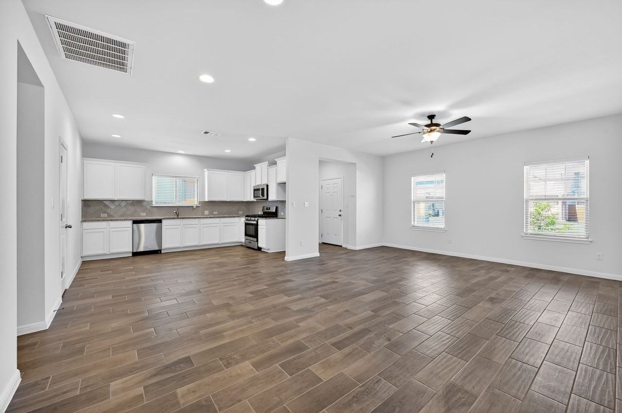 221 Arabian Colt Dr - Photo 4 of 23