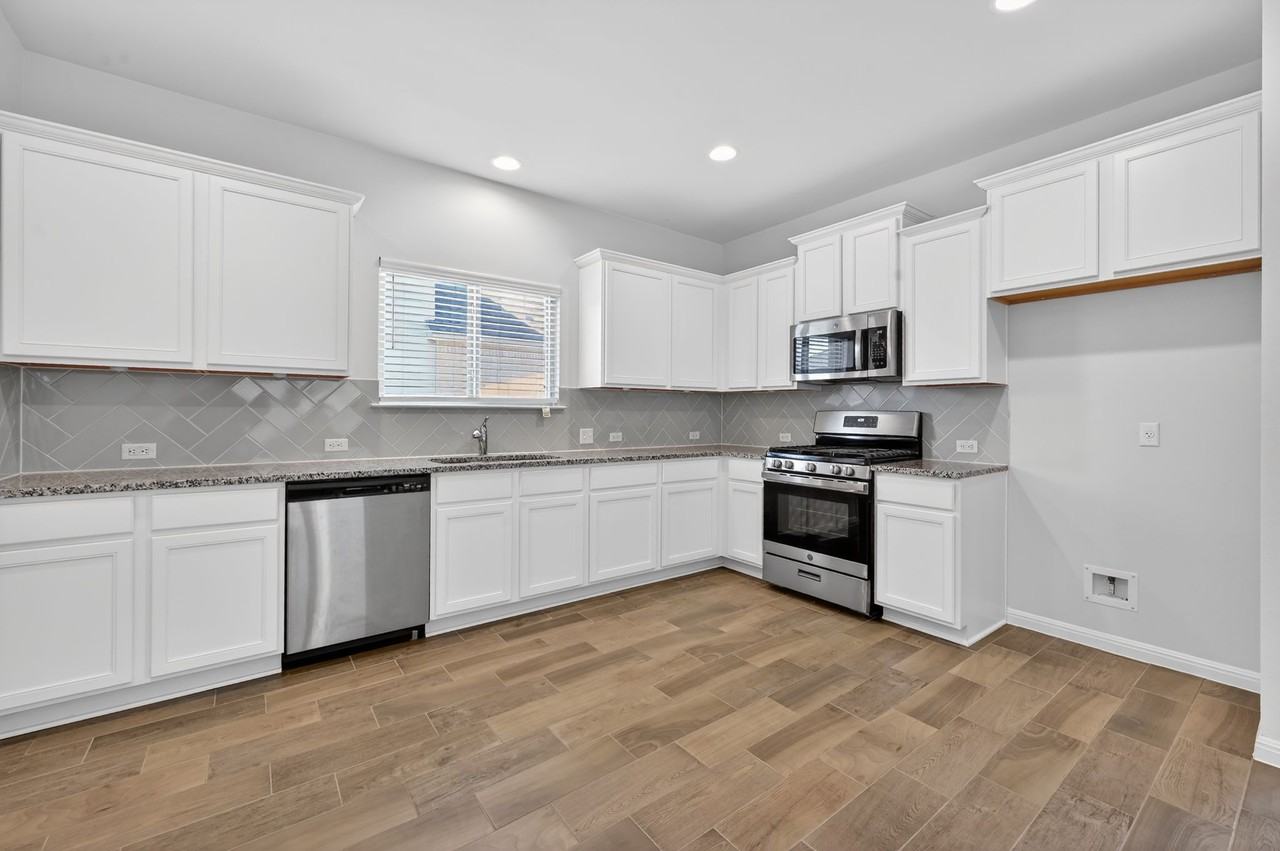 221 Arabian Colt Dr - Photo 7 of 23