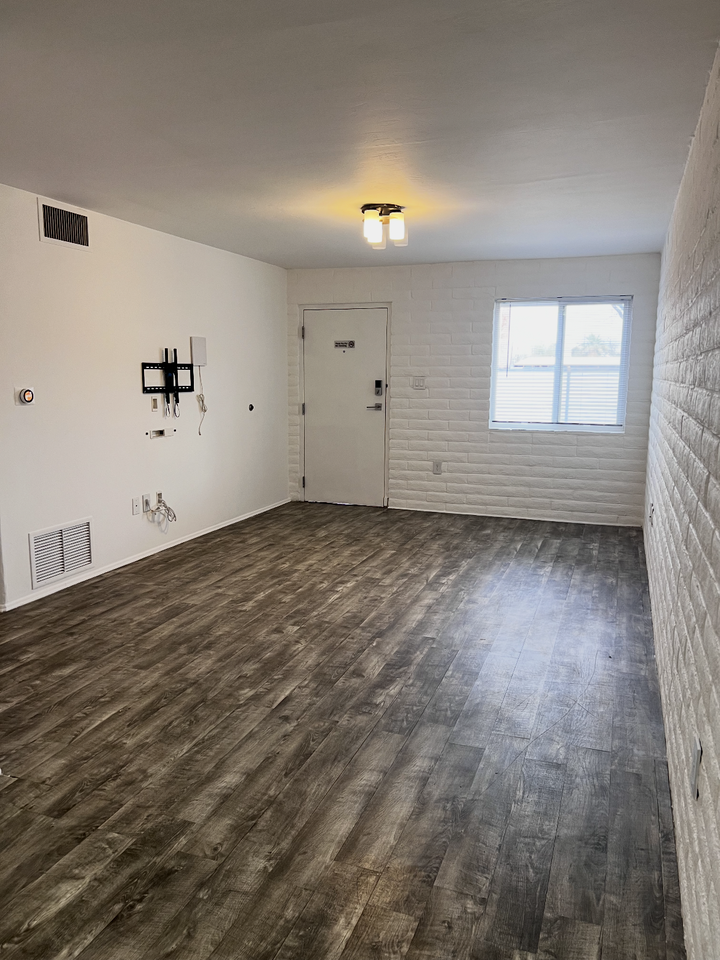 2415 N Columbus Blvd #3 - Photo 3 of 14