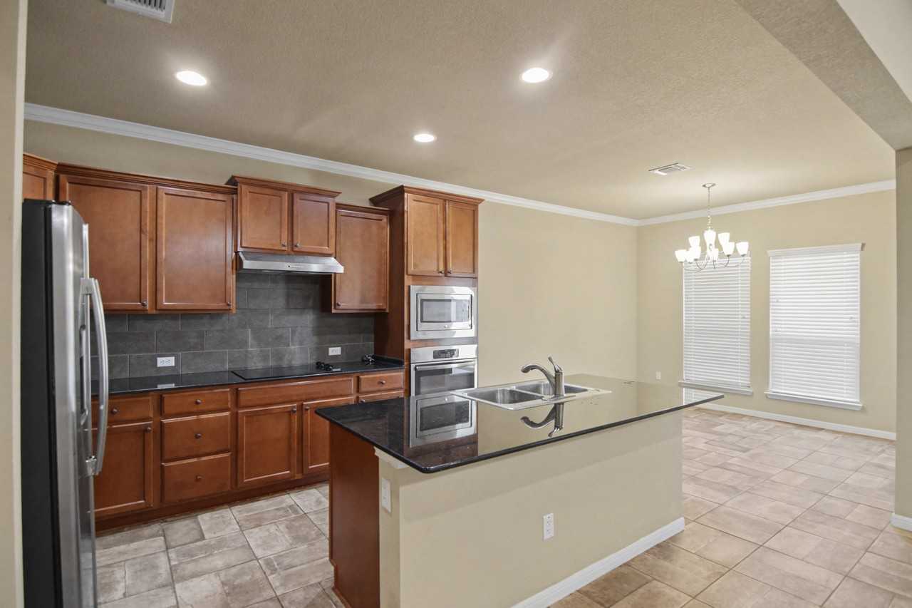 410 Stonehouse Ln - Photo 5 of 23