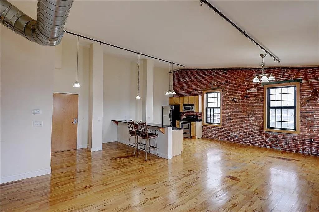 75 Eagle St - Photo 3 of 5