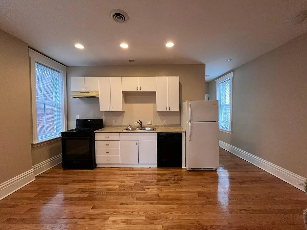 4432 Oakland Ave - Photo 5 of 10