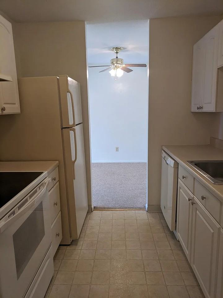 620 W 44th St - Photo 4 of 10