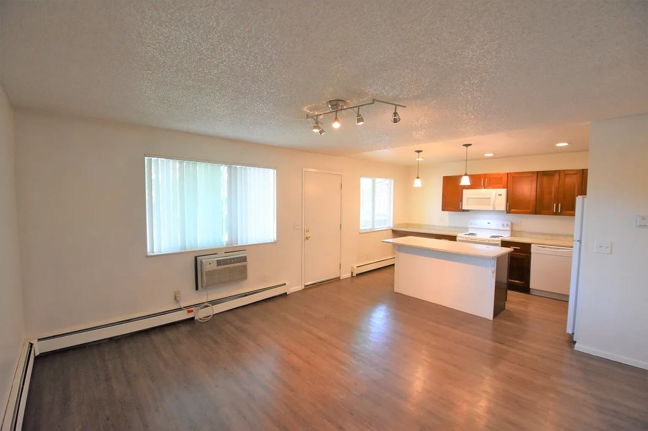 811 Marine St - Photo 3 of 8