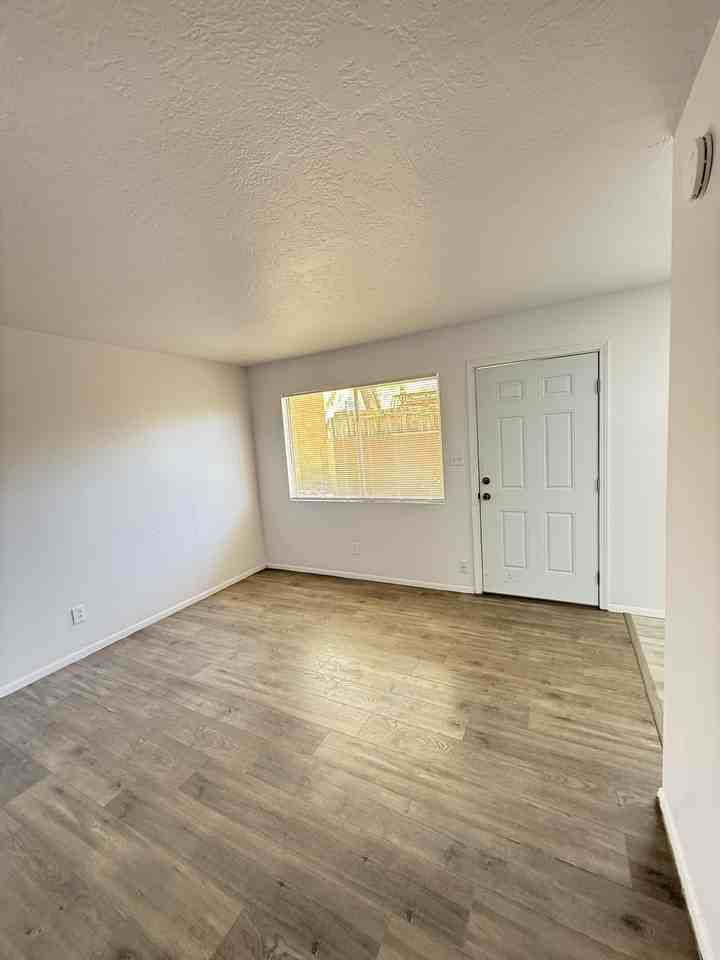 1914 Gold Ave Se - Photo 3 of 28