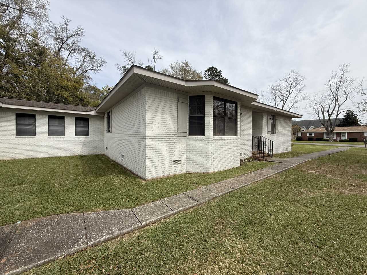 106 S Beech St - Photo 2 of 12