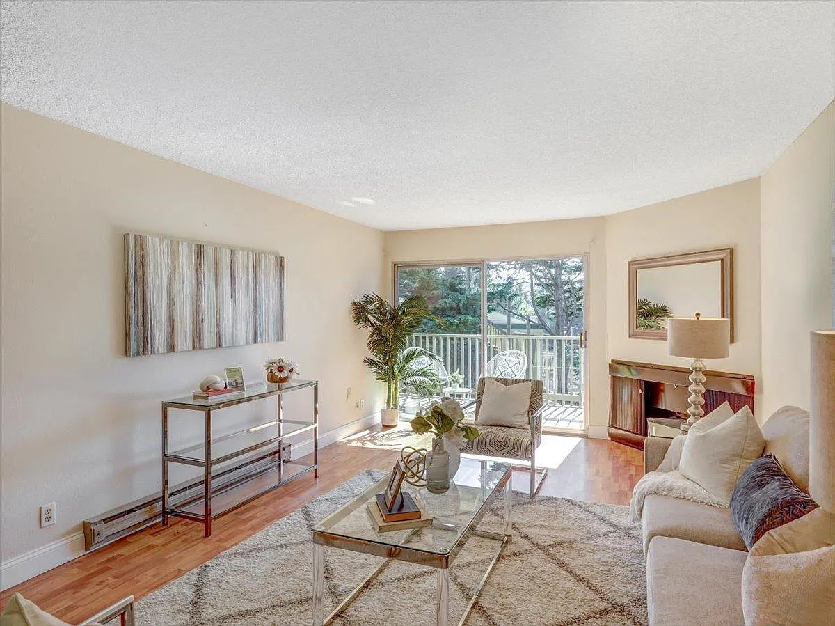 359 Half Moon Ln #301 - Photo 4 of 8