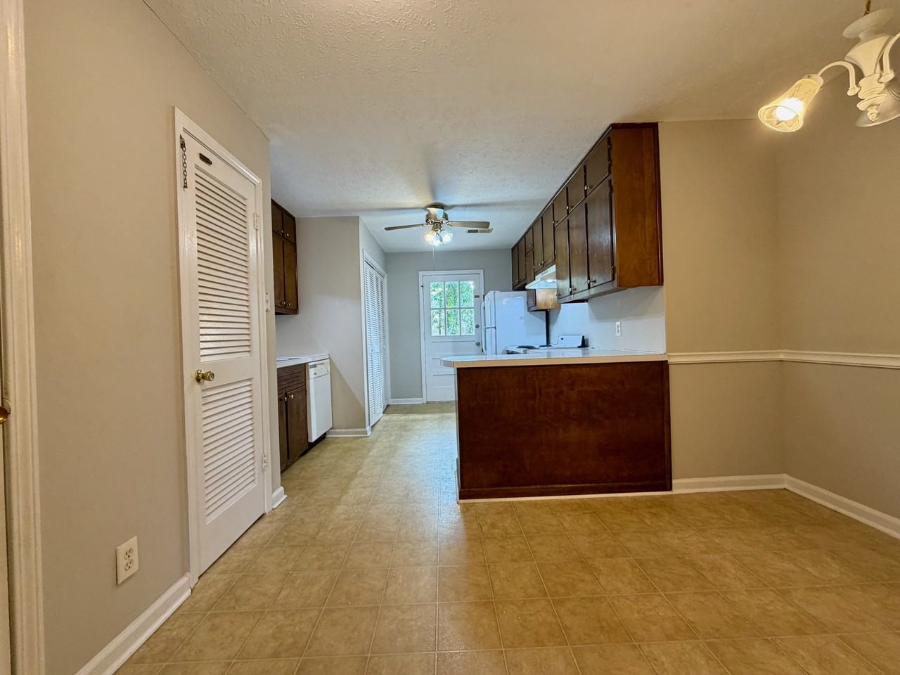 96 Brock St - Photo 4 of 27