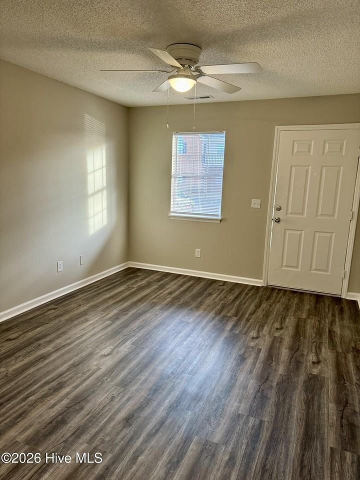 1287 Park West Dr Apt 5 - Photo 3 of 10