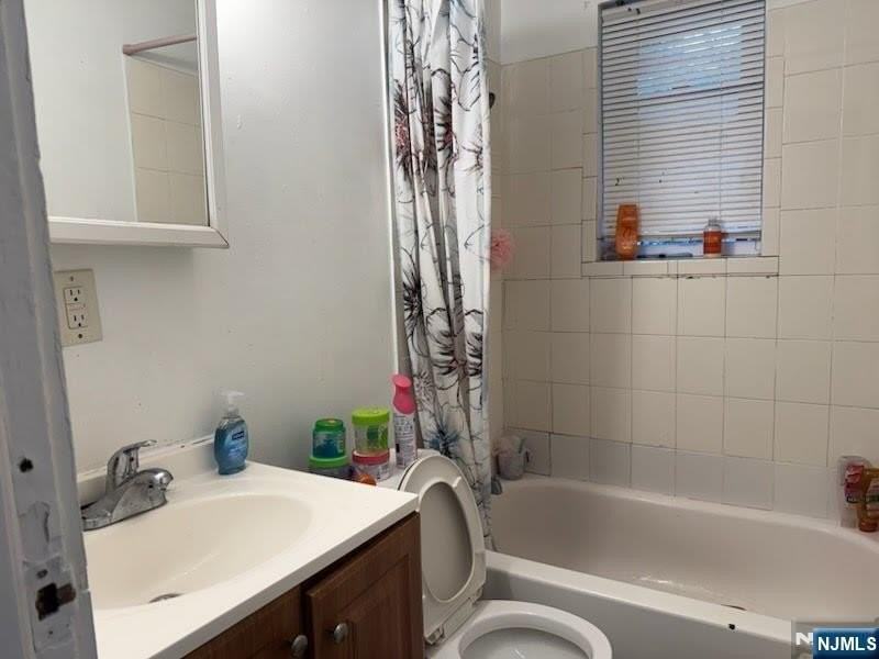 132 Grove St Apt 1st - Photo 4 of 5