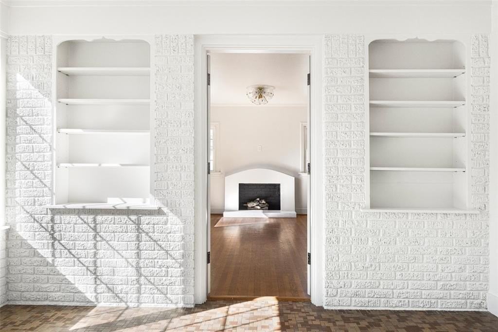 5623 Mccommas Blvd - Photo 6 of 34