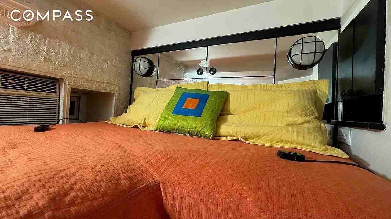 415 W 46th St #1B - Photo 4 of 21