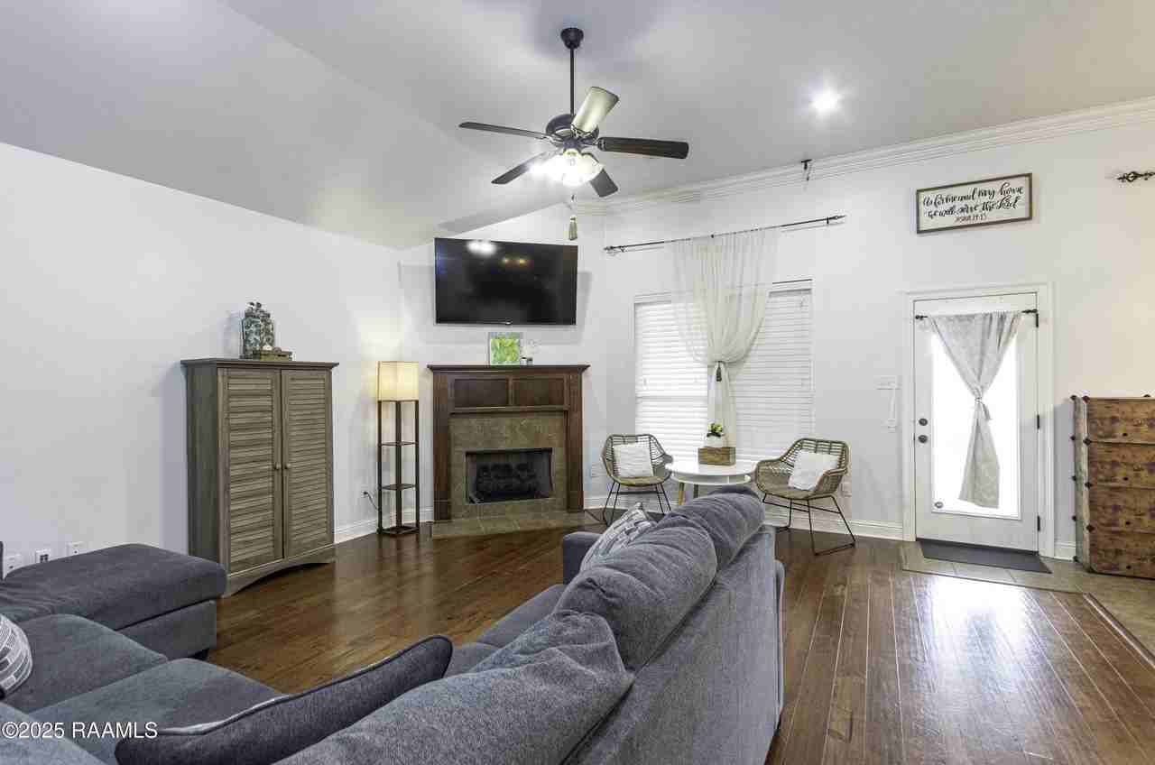 207 Bayou Des Glaises Rd - Photo 2 of 24