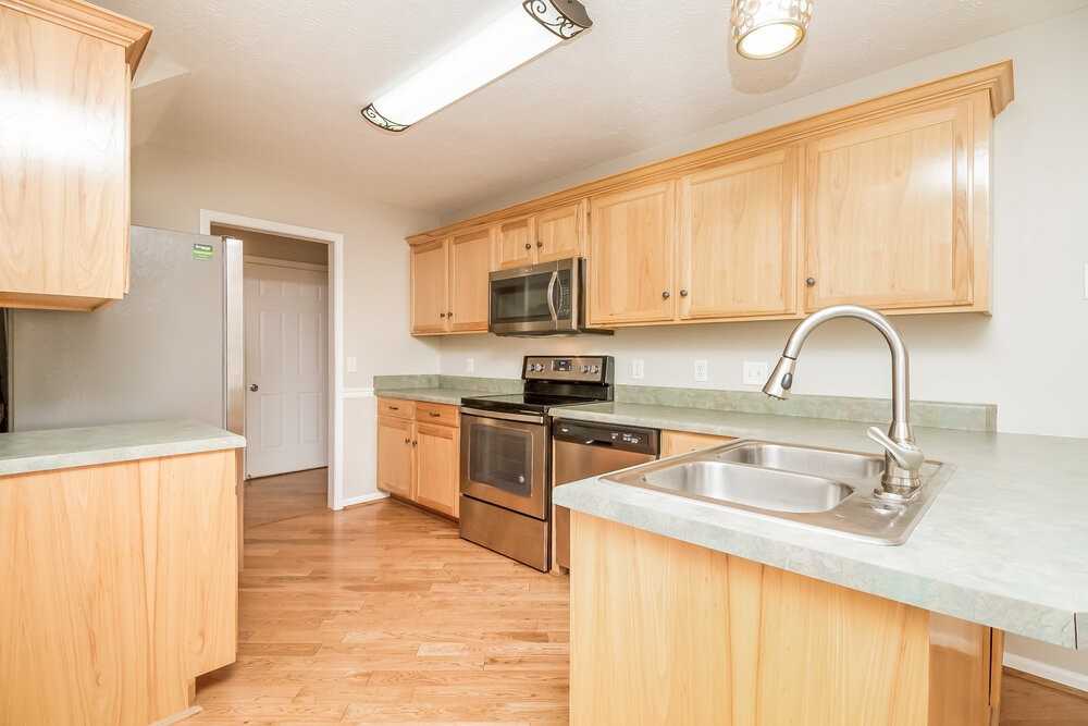 1502 Huddersfield Dr - Photo 6 of 17