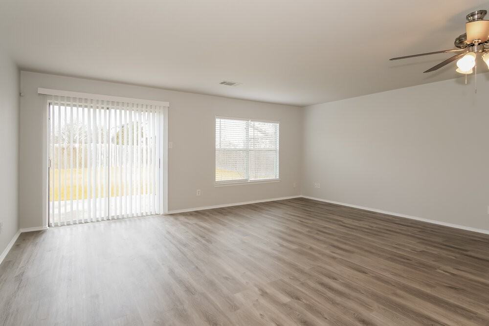 1404 Geoffs Dr - Photo 5 of 17