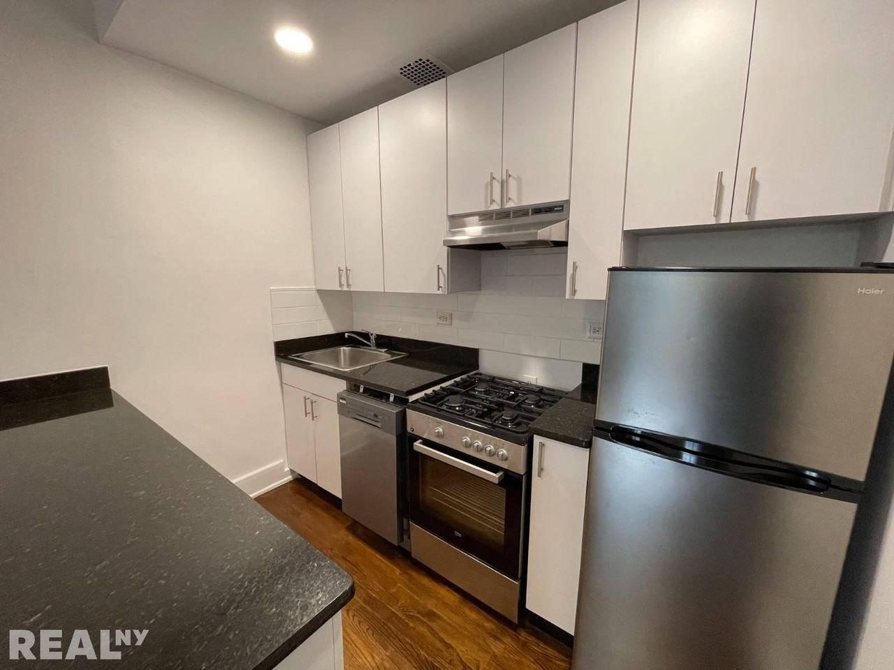 37 E 65th St #1B - Photo 3 of 4