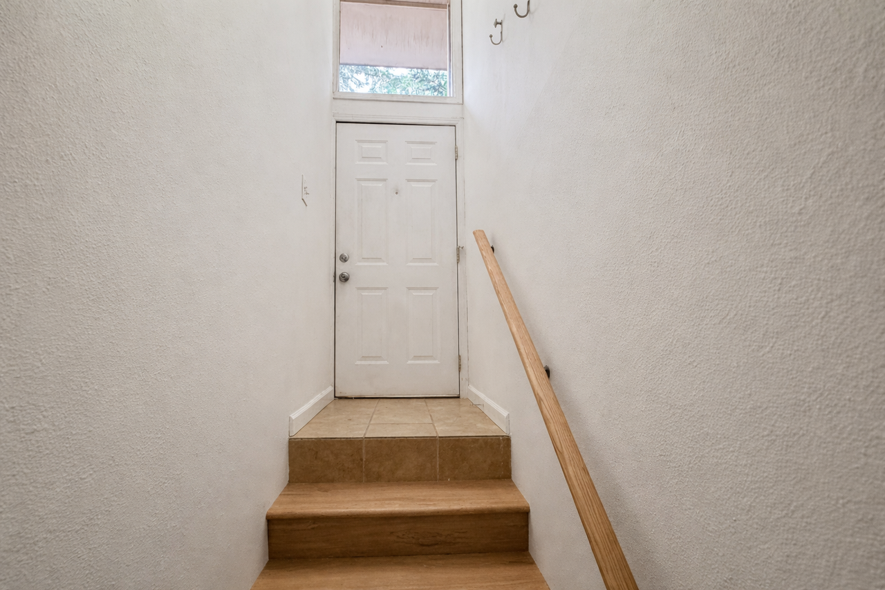 260 Sw Clark St #B - Photo 2 of 10