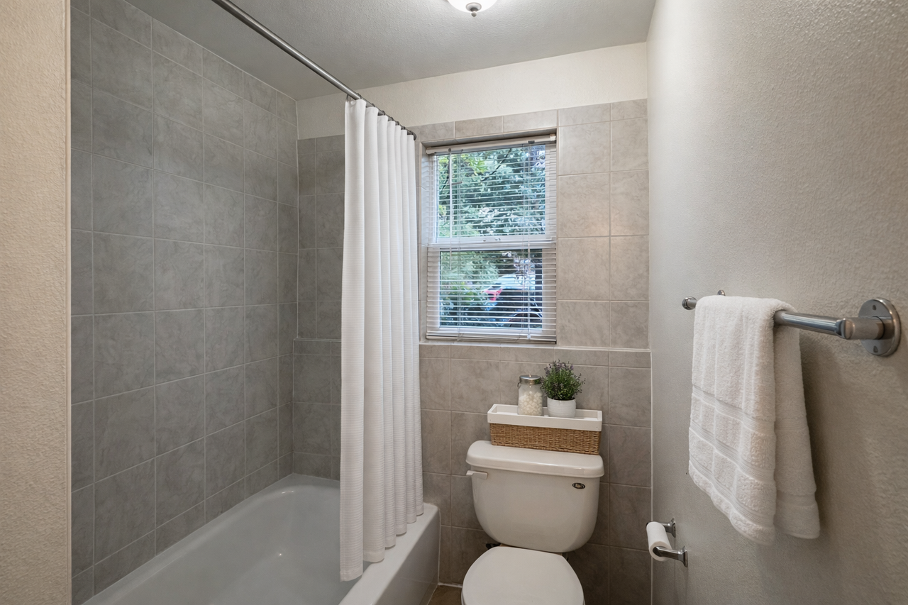 260 Sw Clark St #B - Photo 7 of 10