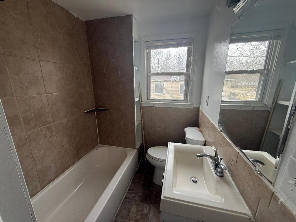 1248 Ingleside Ave - Photo 6 of 9