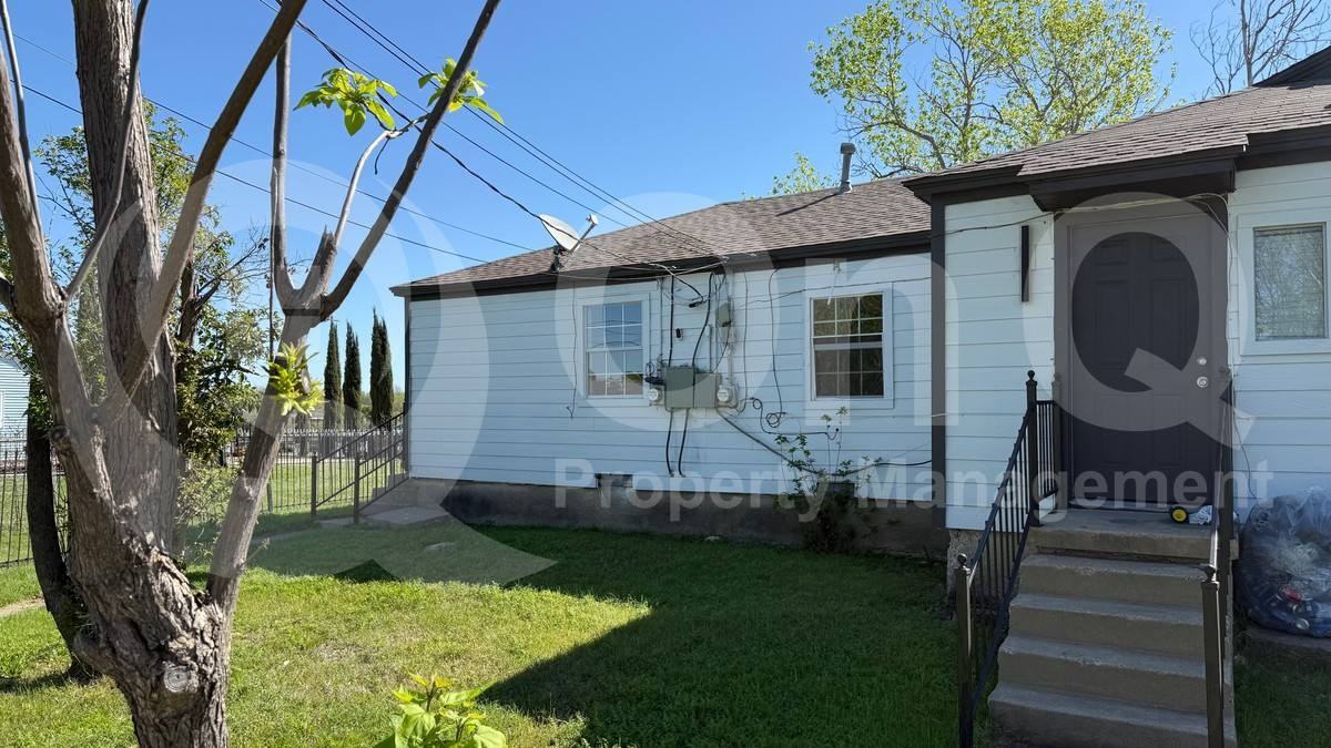 2640 Berryhill Dr - Photo 4 of 10