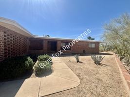 featured image of 900 E Vía Lucitas