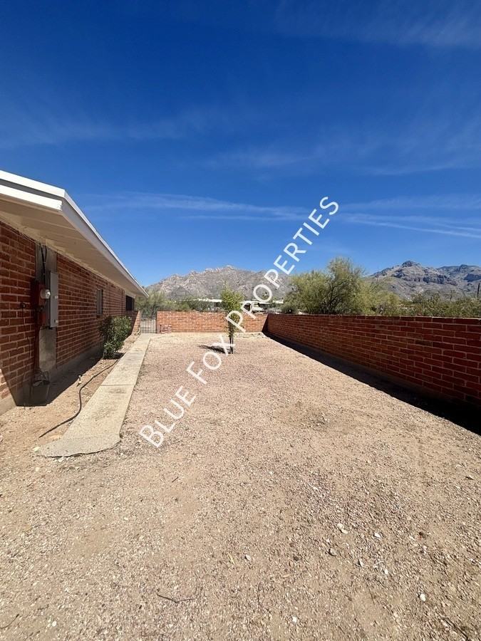 900 E Vía Lucitas - Photo 2 of 31