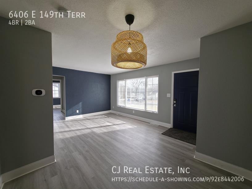 6406 E 149th Ter - Photo 2 of 11