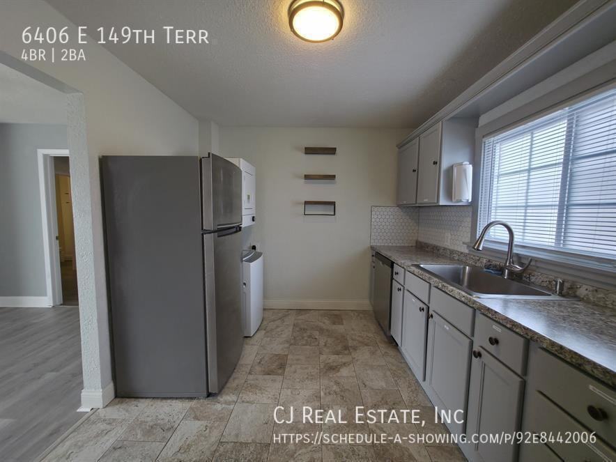 6406 E 149th Ter - Photo 4 of 11