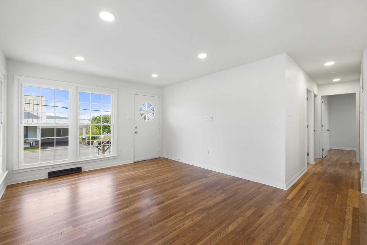 389 Thompson St - Photo 3 of 47