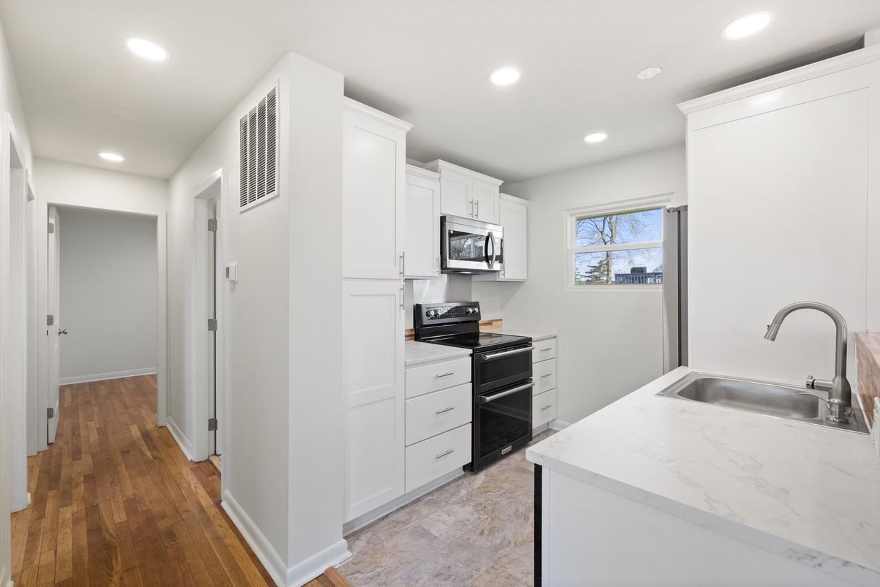 389 Thompson St - Photo 5 of 47