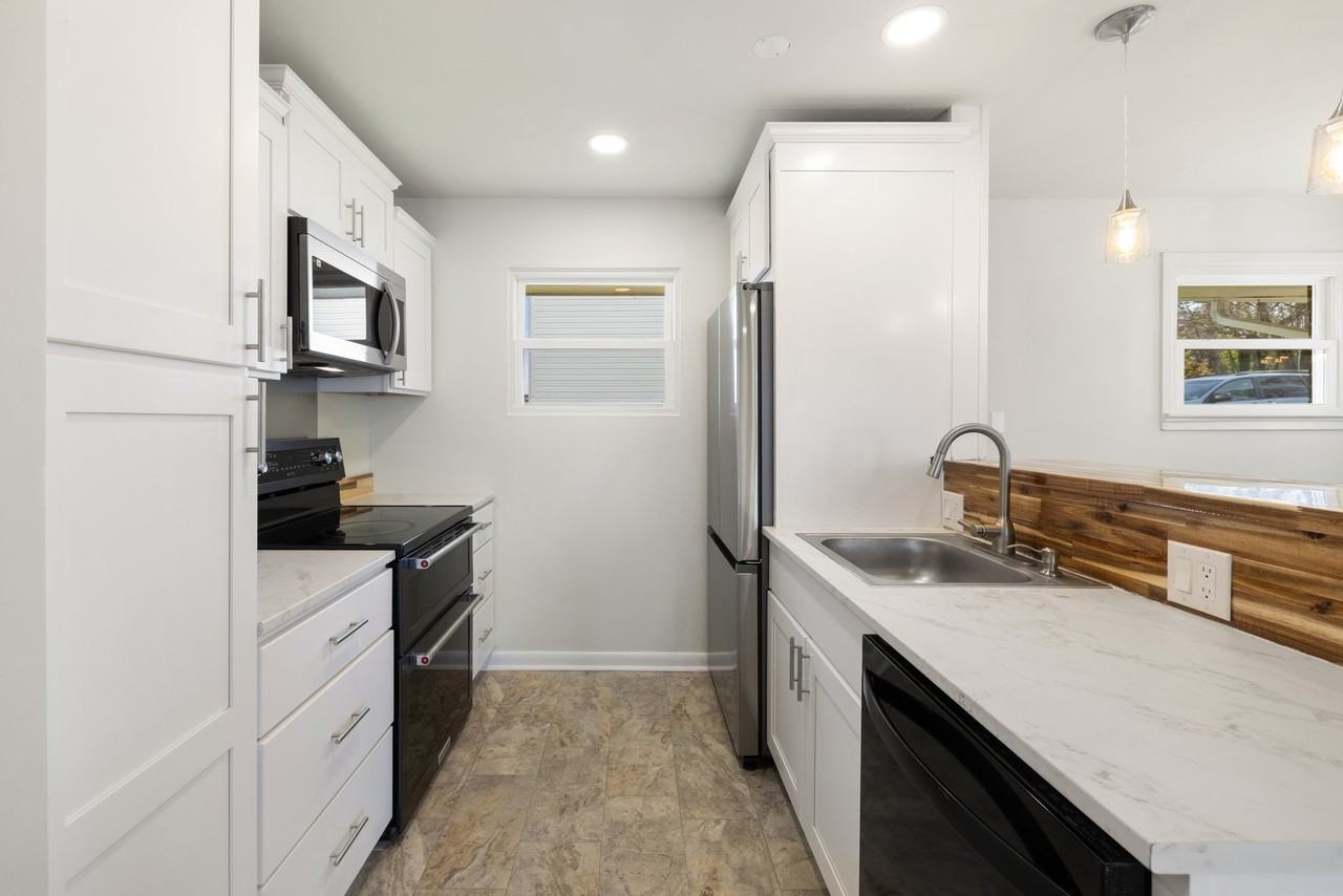 389 Thompson St - Photo 6 of 47