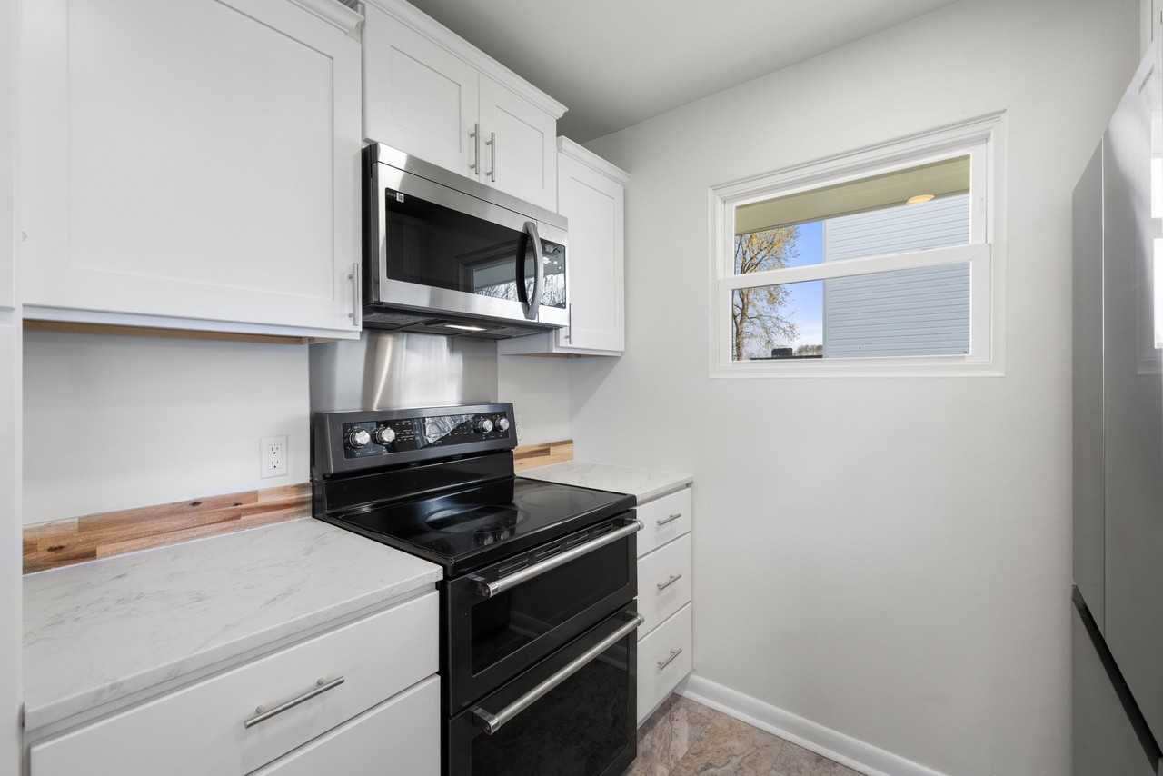 389 Thompson St - Photo 7 of 47