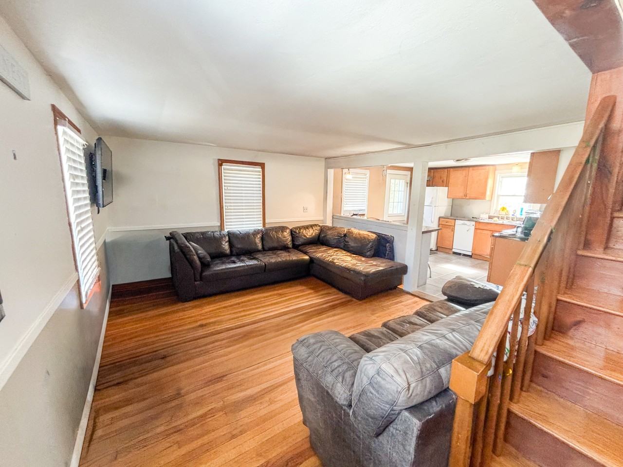 11 Livingstone Ave - Photo 2 of 8