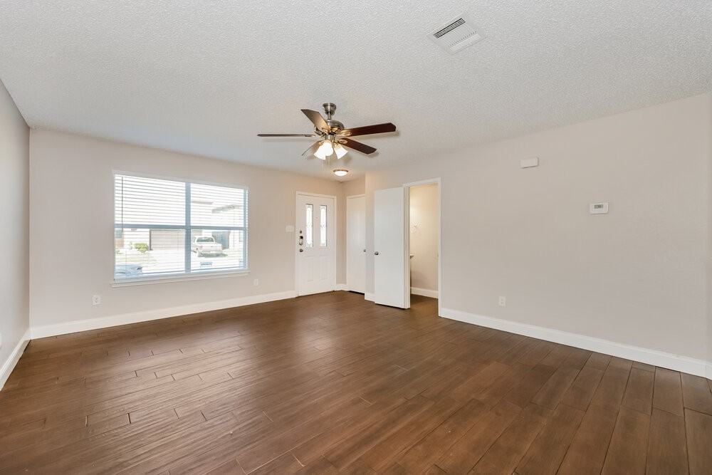 365 Blairwood Dr - Photo 4 of 17