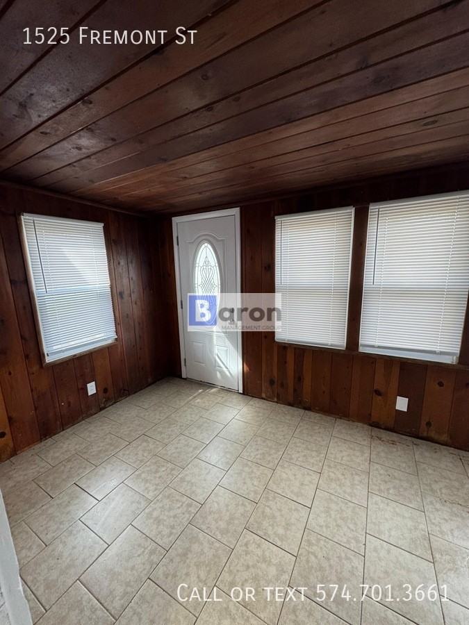 1525 Fremont St - Photo 3 of 9