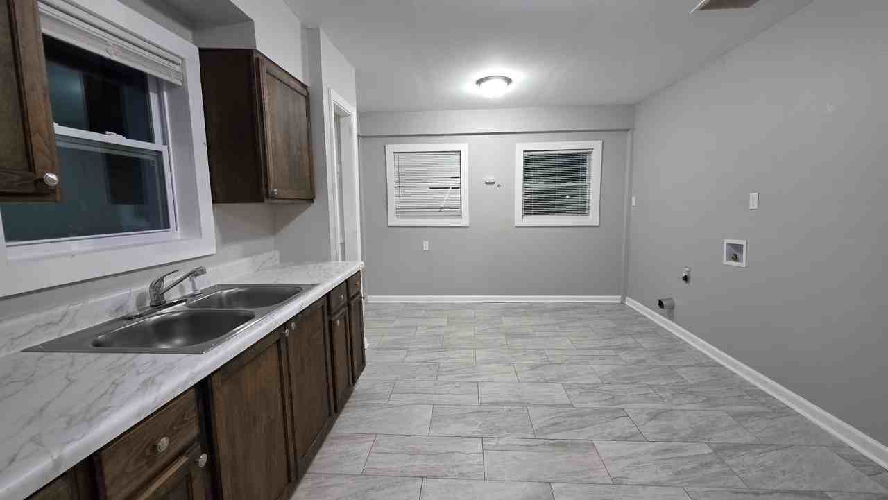 3569 Bayliss Ave - Photo 4 of 37