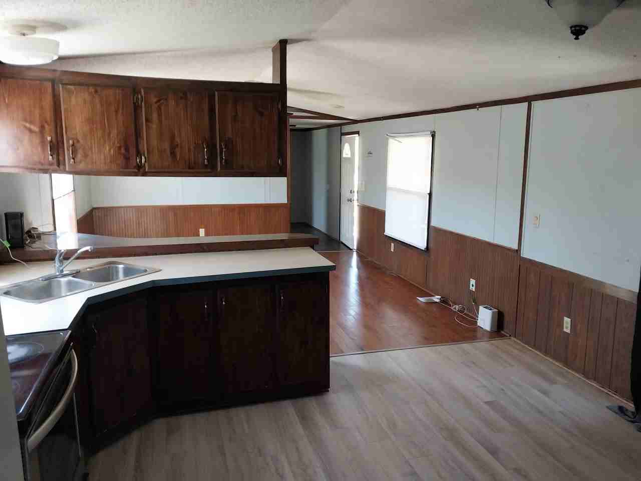 211 Duchess Dr - Photo 2 of 9