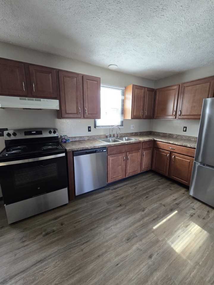 1409 E 38th St - Photo 2 of 24