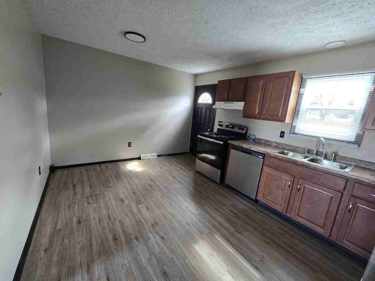 1409 E 38th St - Photo 3 of 24