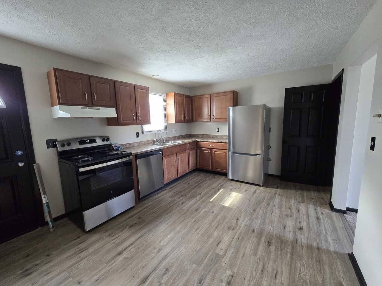 1409 E 38th St - Photo 4 of 24