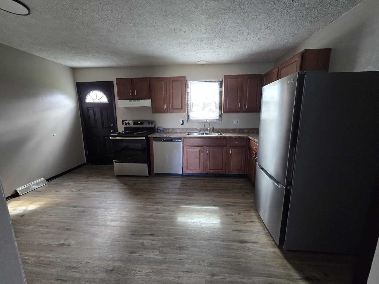 1409 E 38th St - Photo 6 of 24